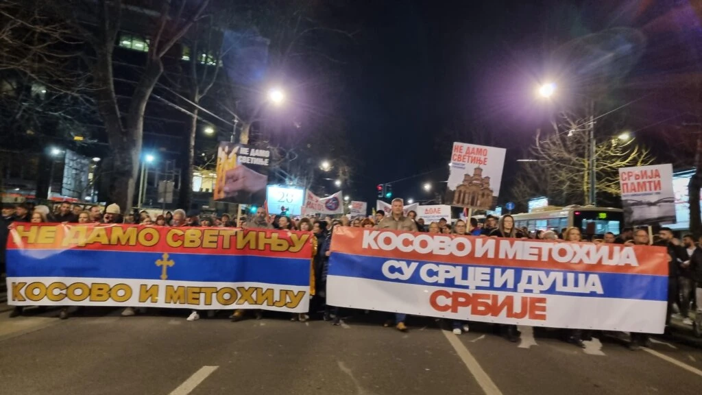 FOTO | Masovan prosvjed u Beogradu zbog Kosova 
