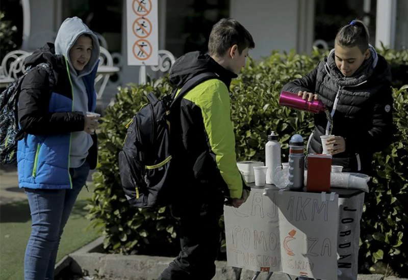 VIDEO | Dječak koji je prodavao čaj za potresom pogođena područja nagrađen stipendijom
