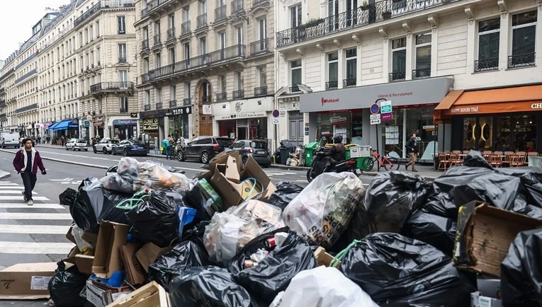 FOTO| Deset tisuća tona smeća na ulicama Pariza 