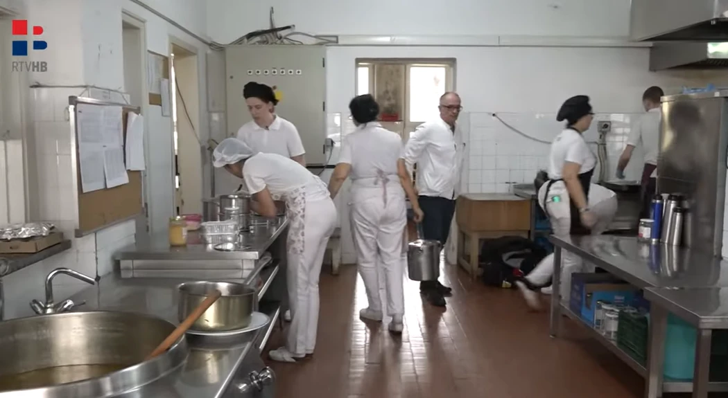 Podjele 1800 obroka dnevno: Tko i kako kuha u SKB-u Mostar?