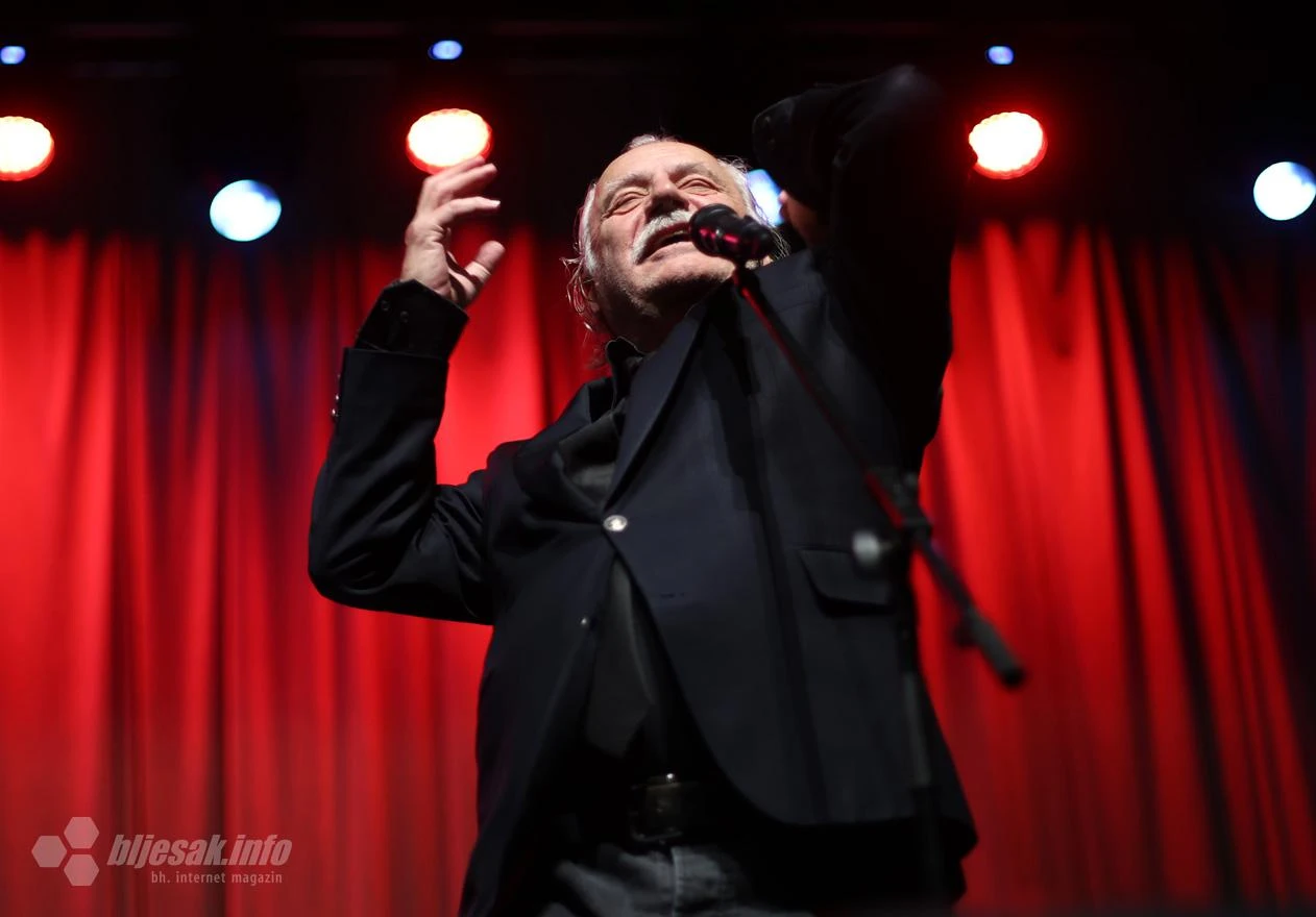 FOTO | Nešto drugačiji koncert: Rade Šerbedžija u Mostaru pred punom Kosačom