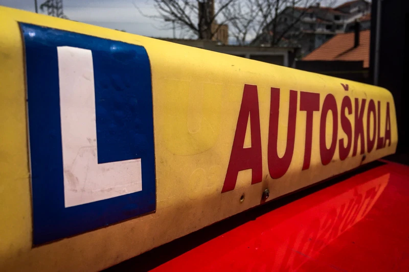 Polaznik autoškole udario pješaka, teško je ozlijeđen