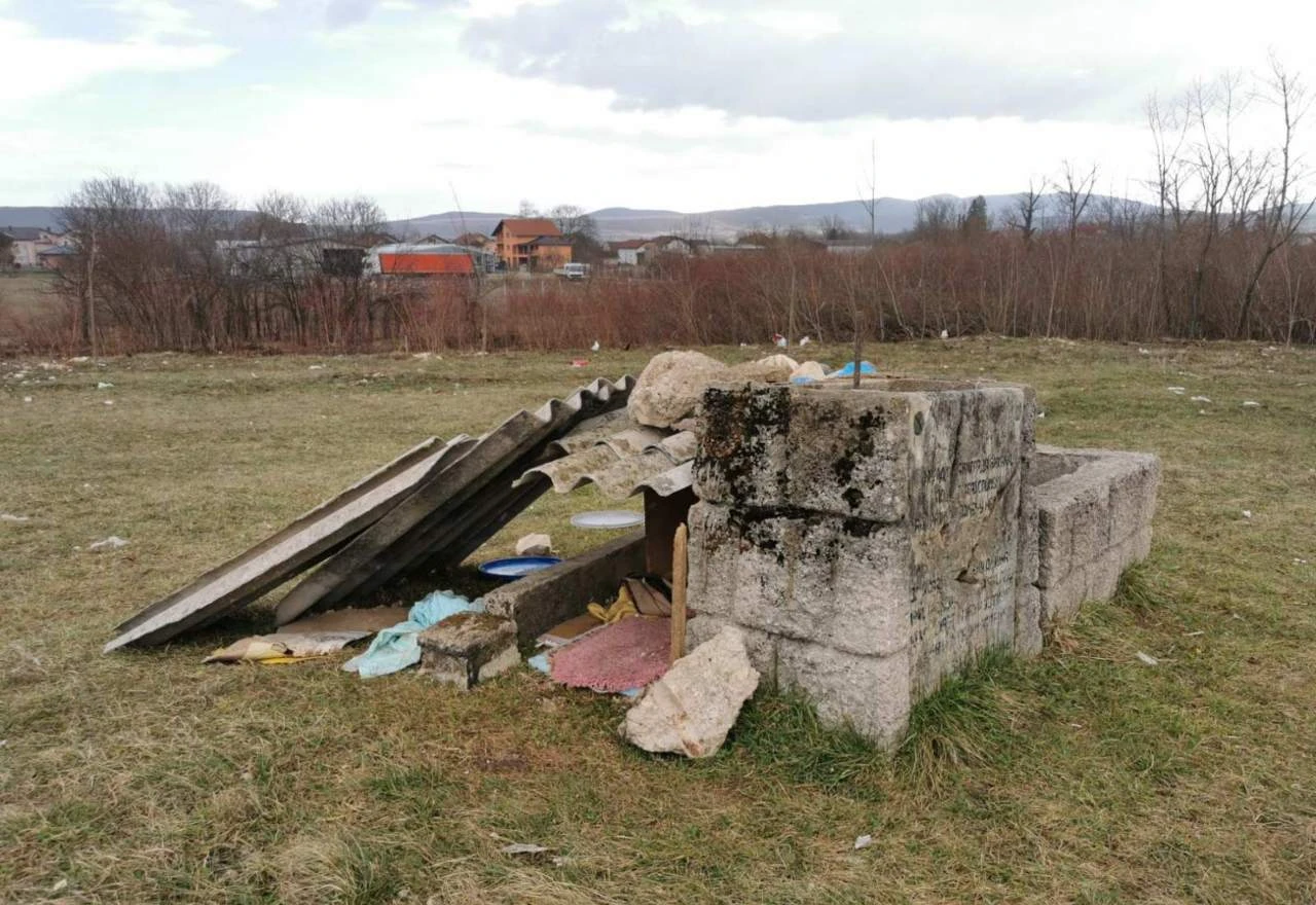 Spomenik žrtvama pretvoren u pseću kućicu