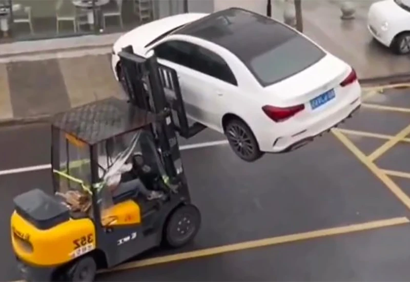 VIDEO | Ideja za MoParking? Nepropisno parkirana vozila uklanjaju viličarom