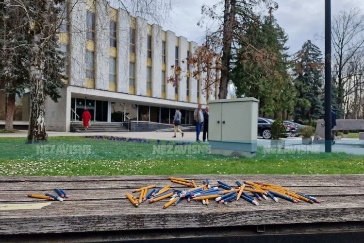 Čekanje zakona: Novinari polomili olovke pred skupštinom