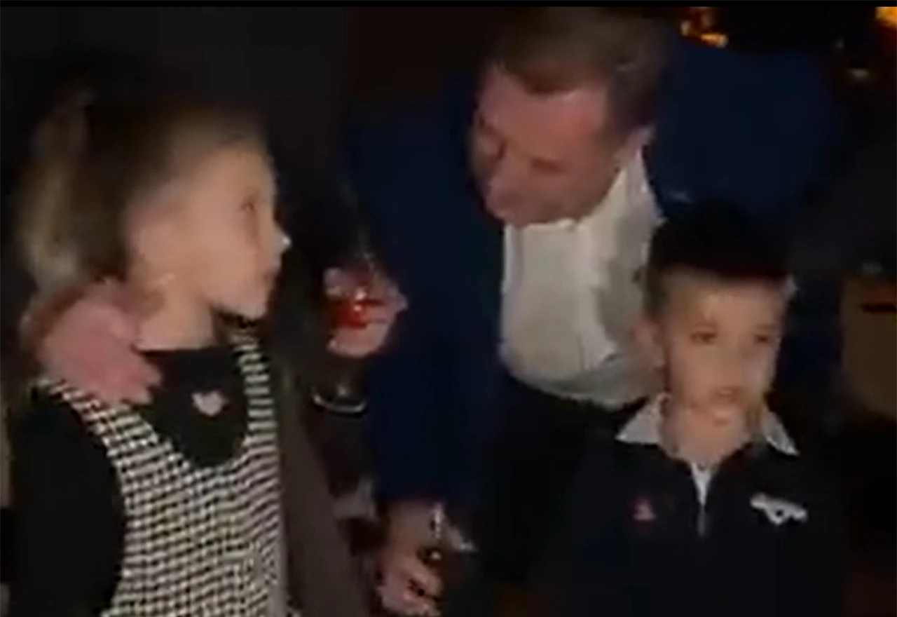 VIDEO | Dodik zapjevao s unucima