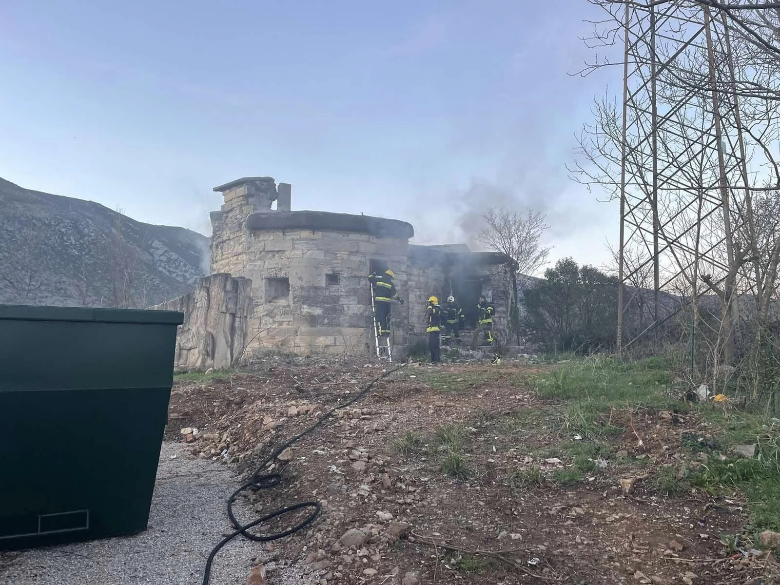 Mostar: Gorio bivši atelje velikog kipara Antunovića