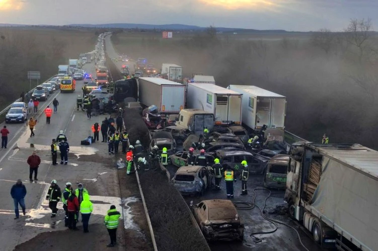 Teška prometna nesreća u Mađarskoj: Sudjelovalo pet kamiona i 37 automobila, 19 vozila izgorjelo