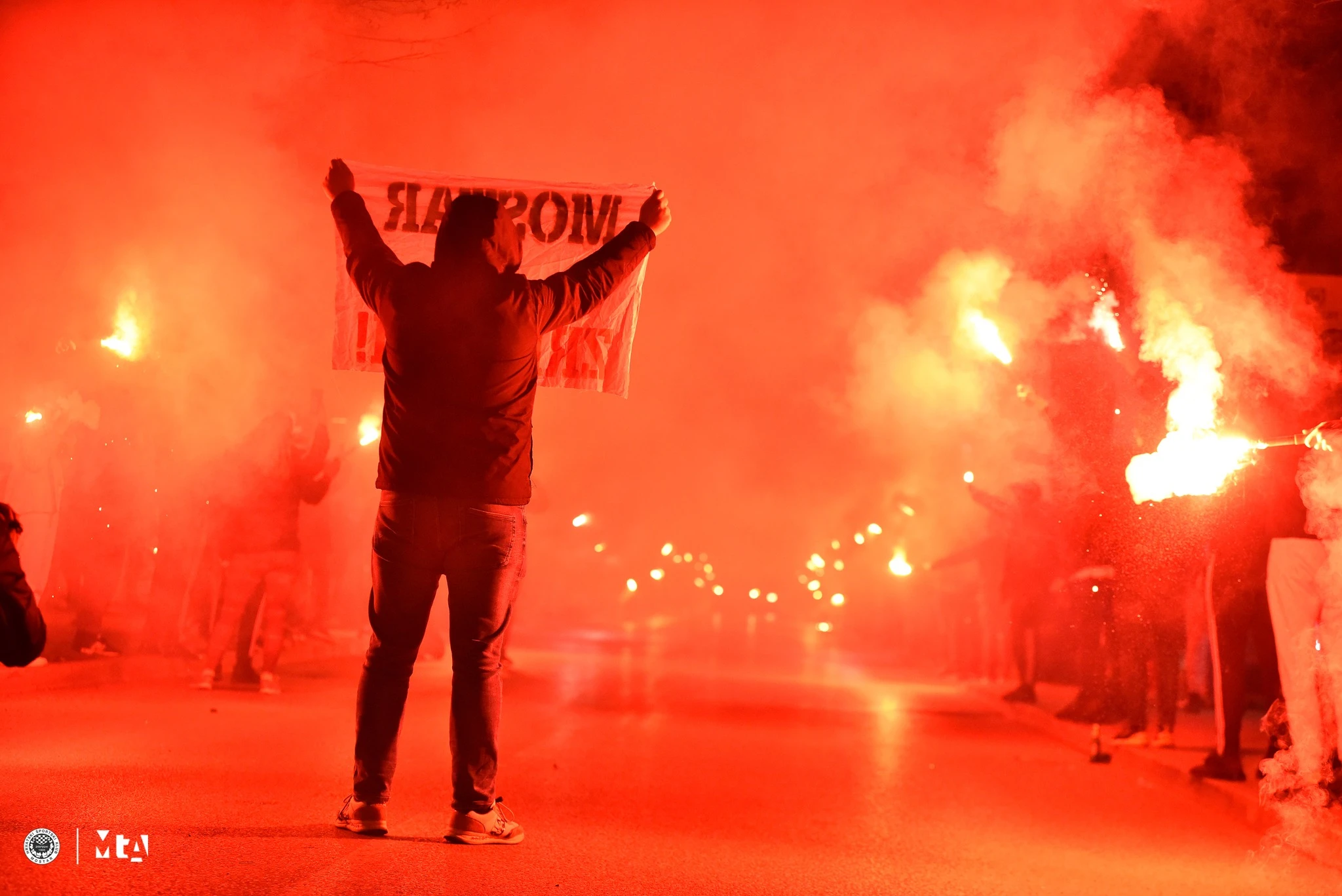 VIDEO | Navijači Zrinjskog priredili spektakularan doček nakon gradskog derbija