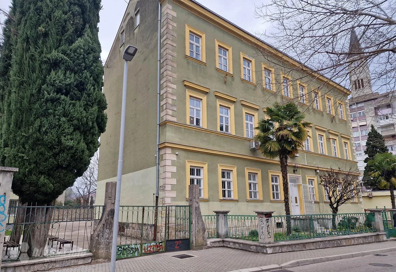 Mostar: Policija sprječava ulazak u srednju medicinsku školu