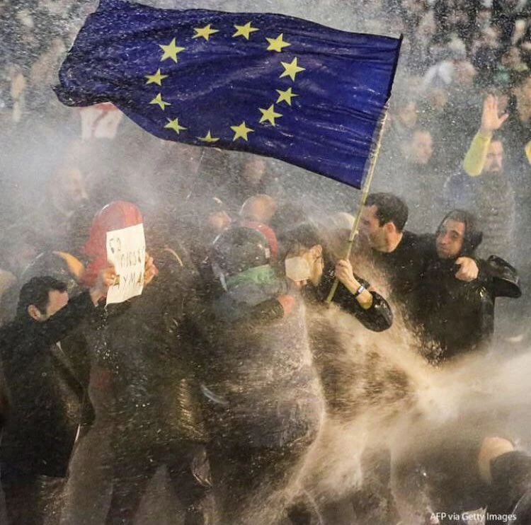 Snimka koja je obišla svijet: Žena jača od topova