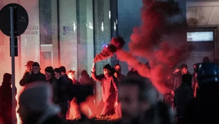 Neredi anarhista u Torinu izludili talijanskog ministra obrane