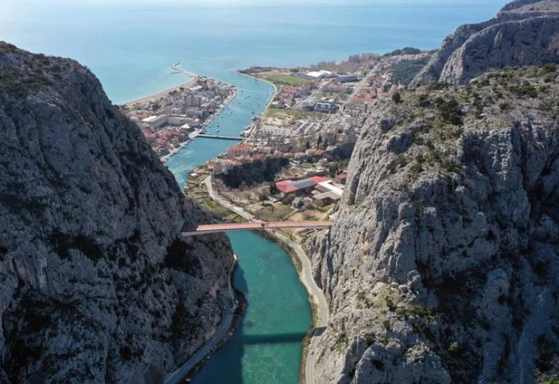 FOTO | Spojen most u Omišu