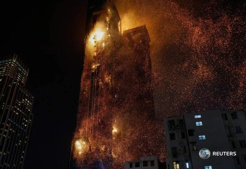 Neboder u plamenu: Požar gasilo 250 vatrogasaca 