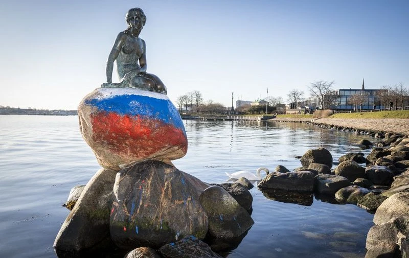 Kip Male sirene vandaliziran, ruska zastava osvanula na postamentu