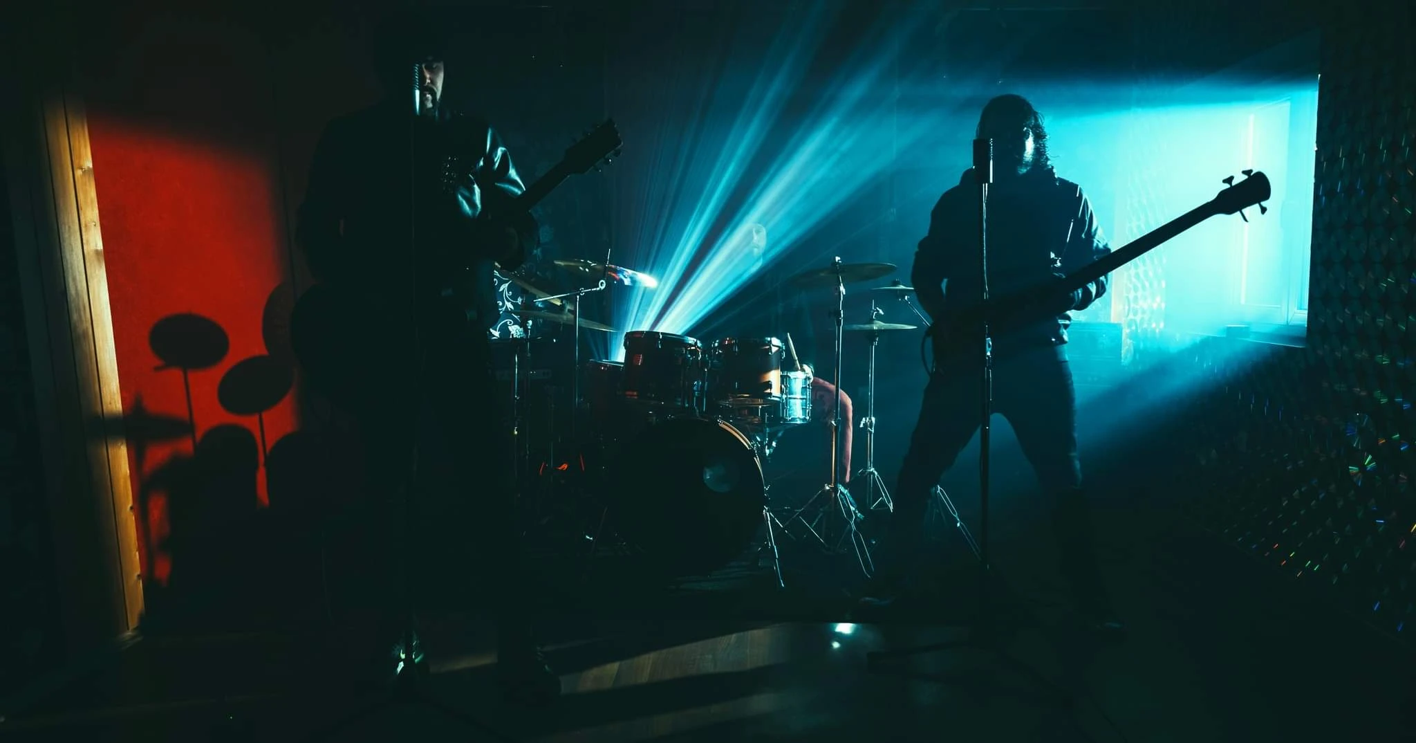 Prvi singl mostarskog hard'n'heavy benda Holly FcTunnel