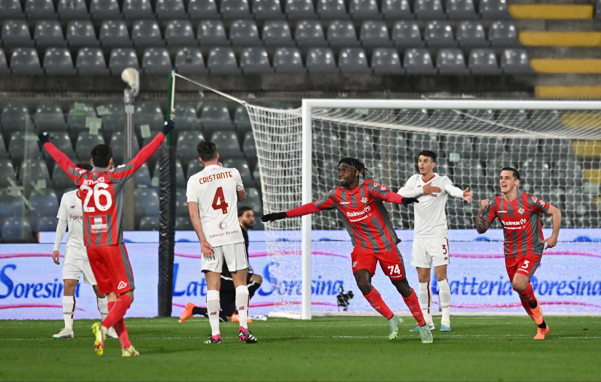 Cremonese šokirao Romu, Mourinho opet zaradio crveni karton