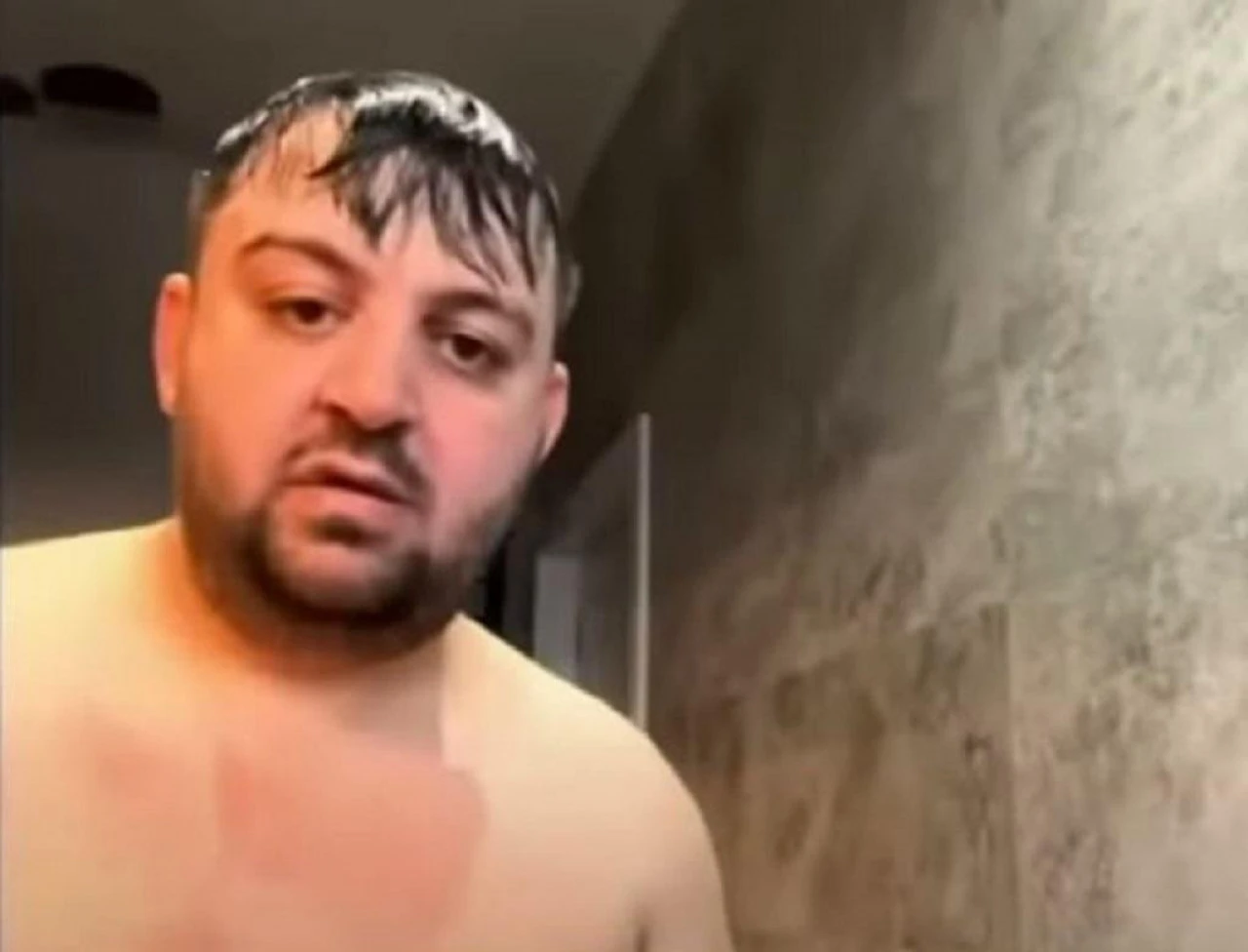 VIDEO: Vijećnik se pojavio gol na sastanku, podnio je ostavku