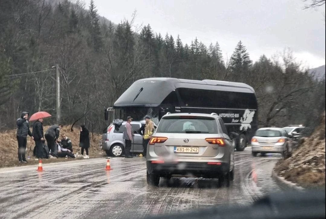 U teškoj prometnoj nesreći sudjelovali Veležov autobus i osobno vozilo: Šest osoba ozlijeđeno