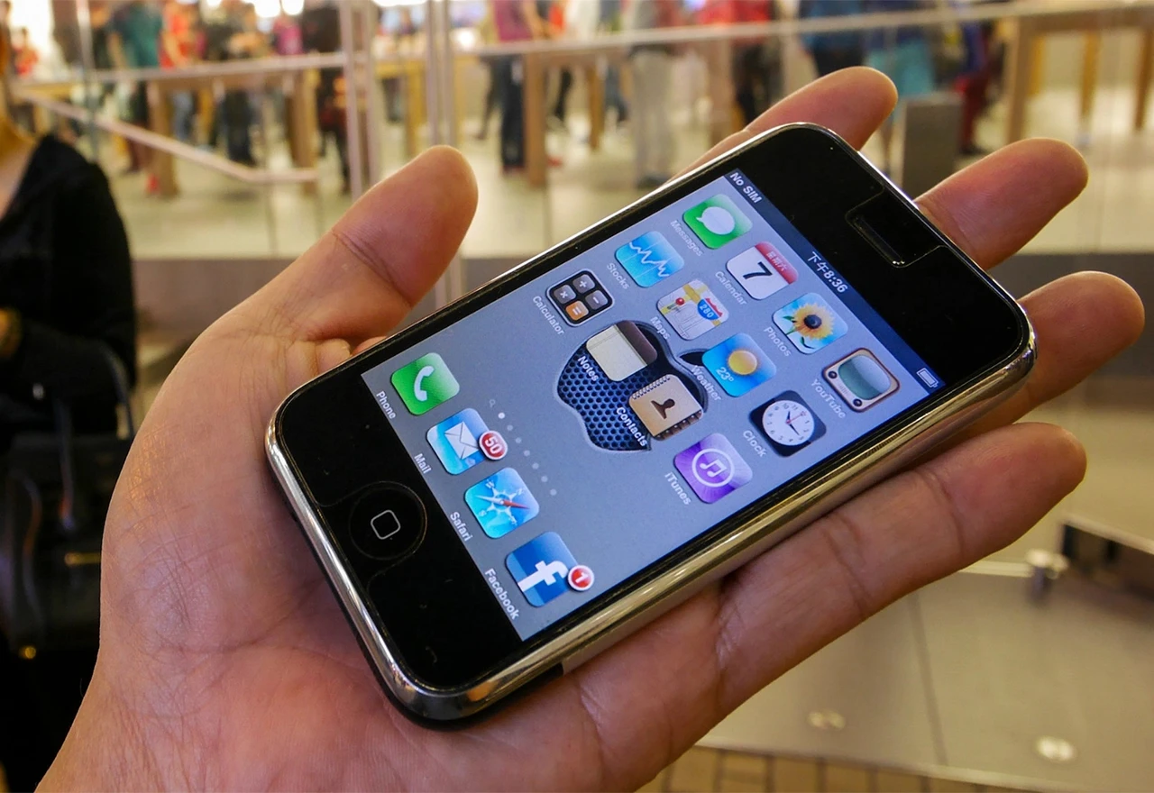 Appleov iPhone prve generacije prodan za 63.000 dolara