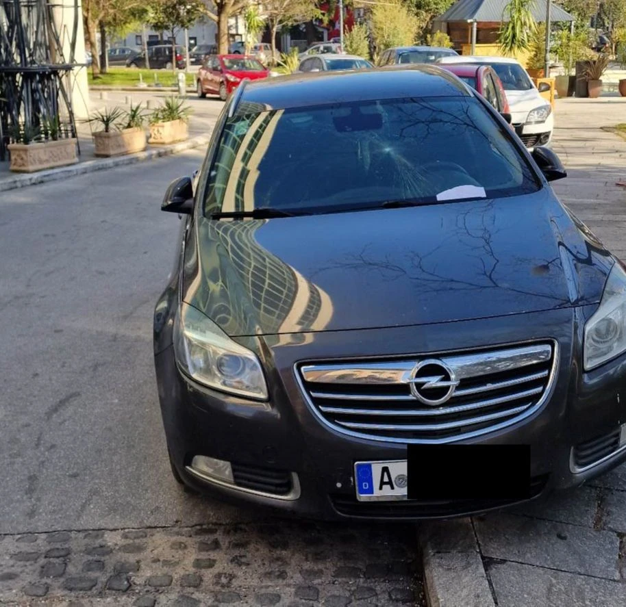 Automobil njemačkih tablica parkirao na nogostup:''Šugo evo ti 2 KM'' 