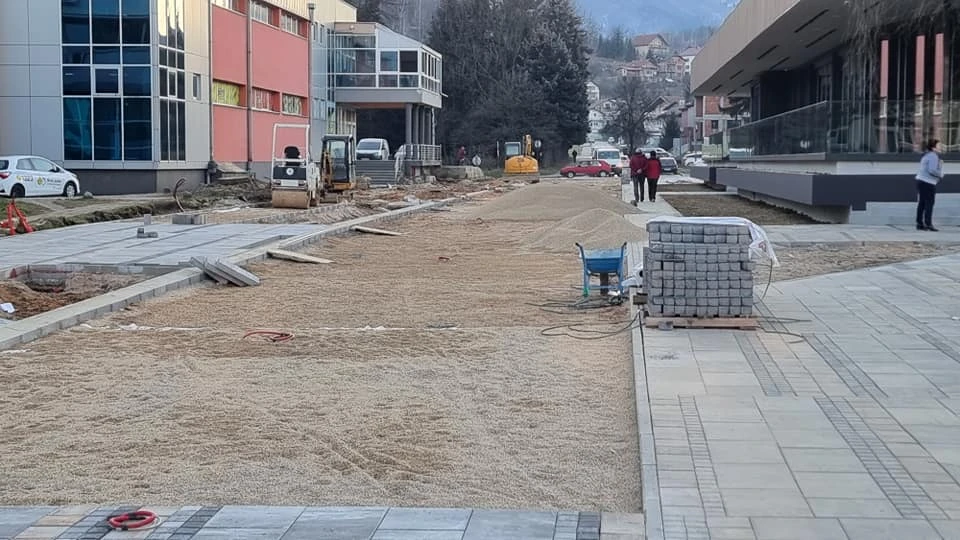 Rupa na ulasku u grad stoji kao spomenik oporbenom djelovanju