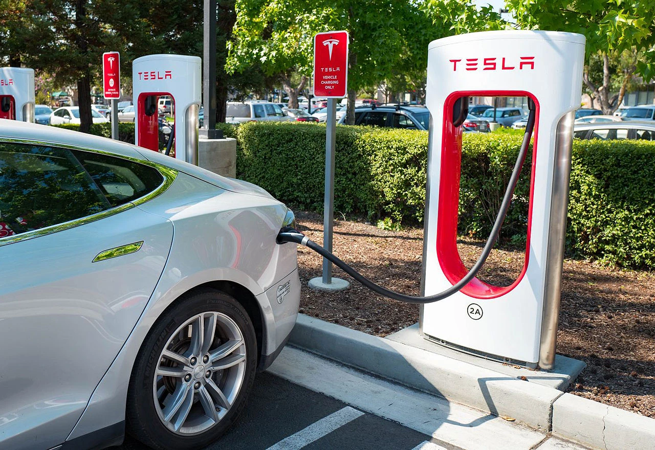 Tesla otvara mrežu punionica za automobile konkurencije