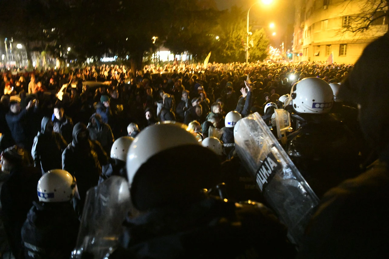 Desničari na prosvjedu u Beogradu probili zaštitnu ogradu, intervenirala i policija