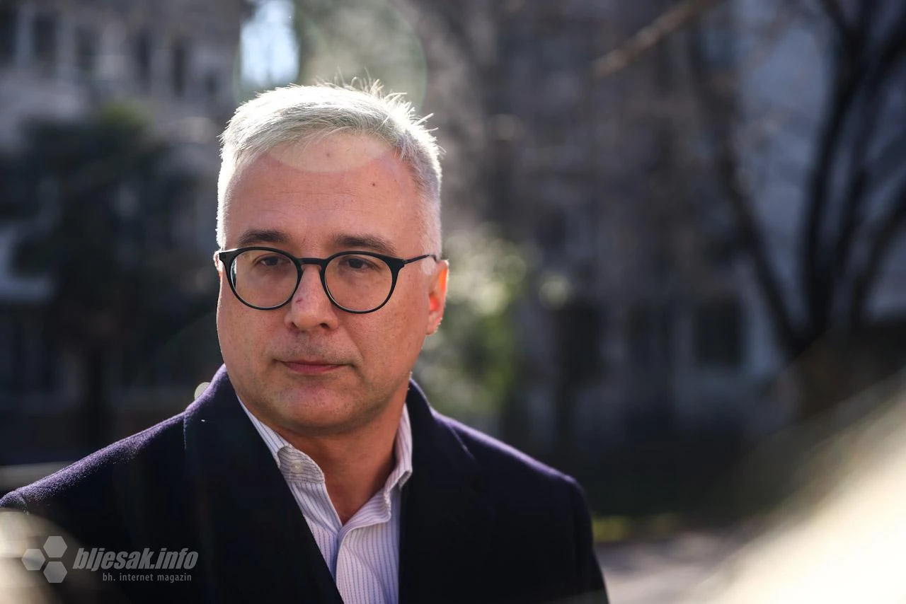 Kojundžić pozvao Bošnjaka da sjednu za stol i ispričaju svaki svoju priču