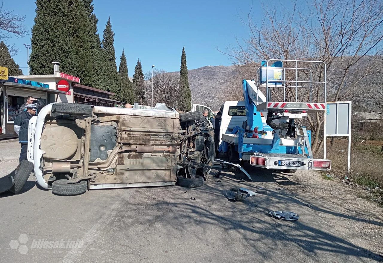 FOTO | Rodoč: Automobil nakon udarca u dizalicu završio na boku