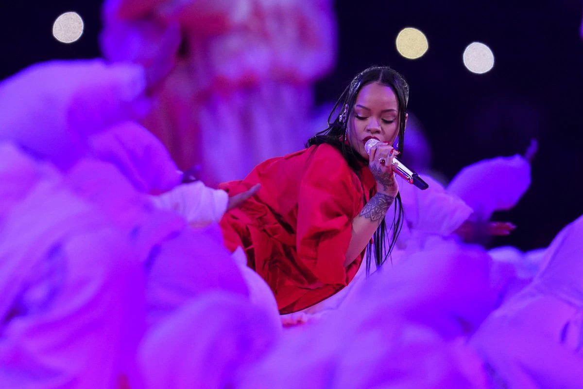 Rihanna napravila spektakl na Super Bowlu i objavila da je trudna