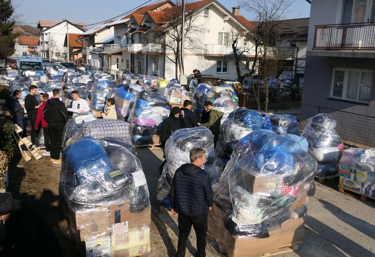 VIDEO | Bugojno: Paketi humanitarne pomoći zablokirali cijelu ulicu