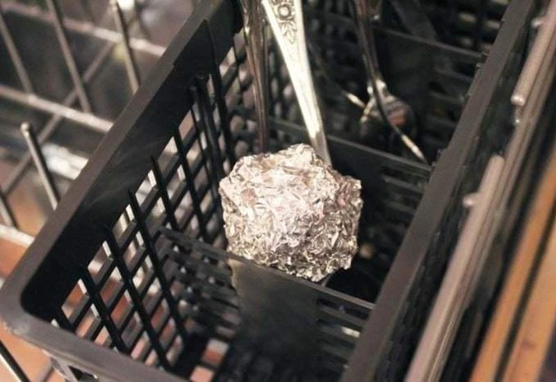 Zašto svi stavljaju aluminijsku foliju u perilicu posuđa?