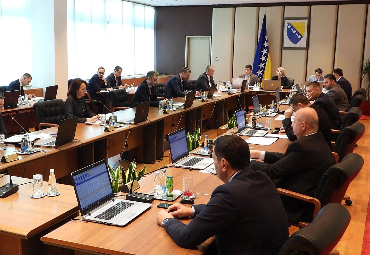 Vijeće ministara traži žurno raspisivanje natječaja za više državnih službenika