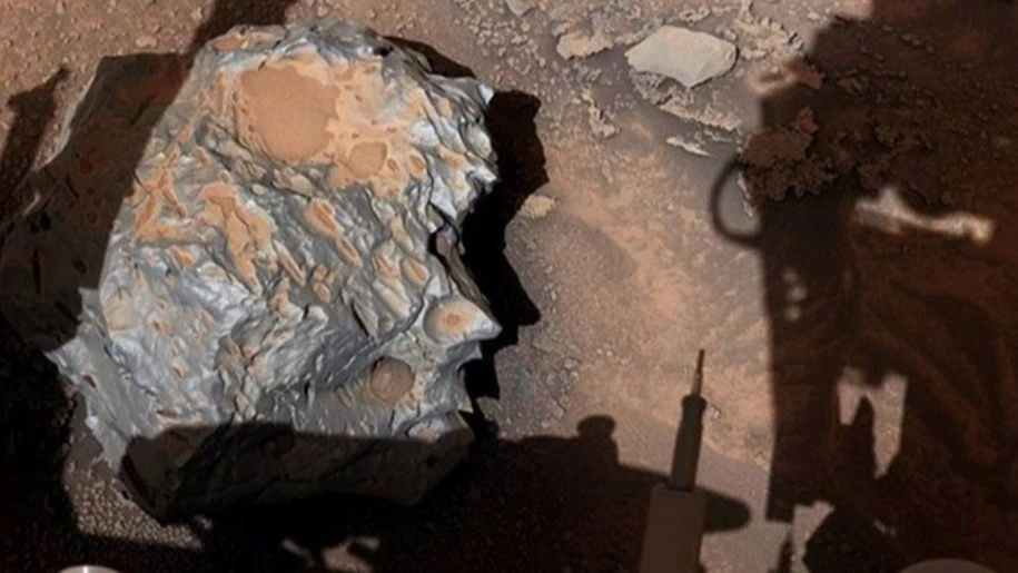 NASA-in rover na Marsu otkrio neobičan komad meteorita