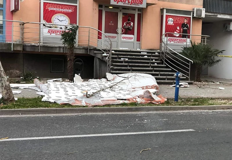 VIDEO | Mostar: Otpala fasada sa zgrade na Aveniji