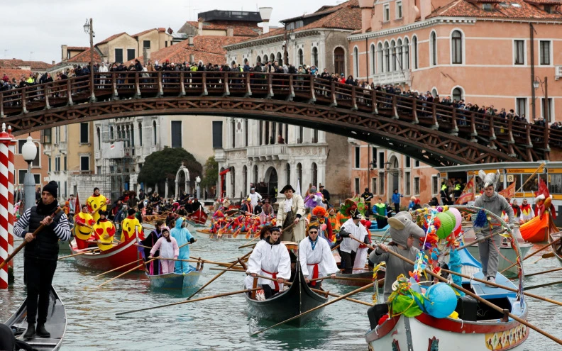 Počeo Venecijanski karneval, maškare okupirale gondole i ulice