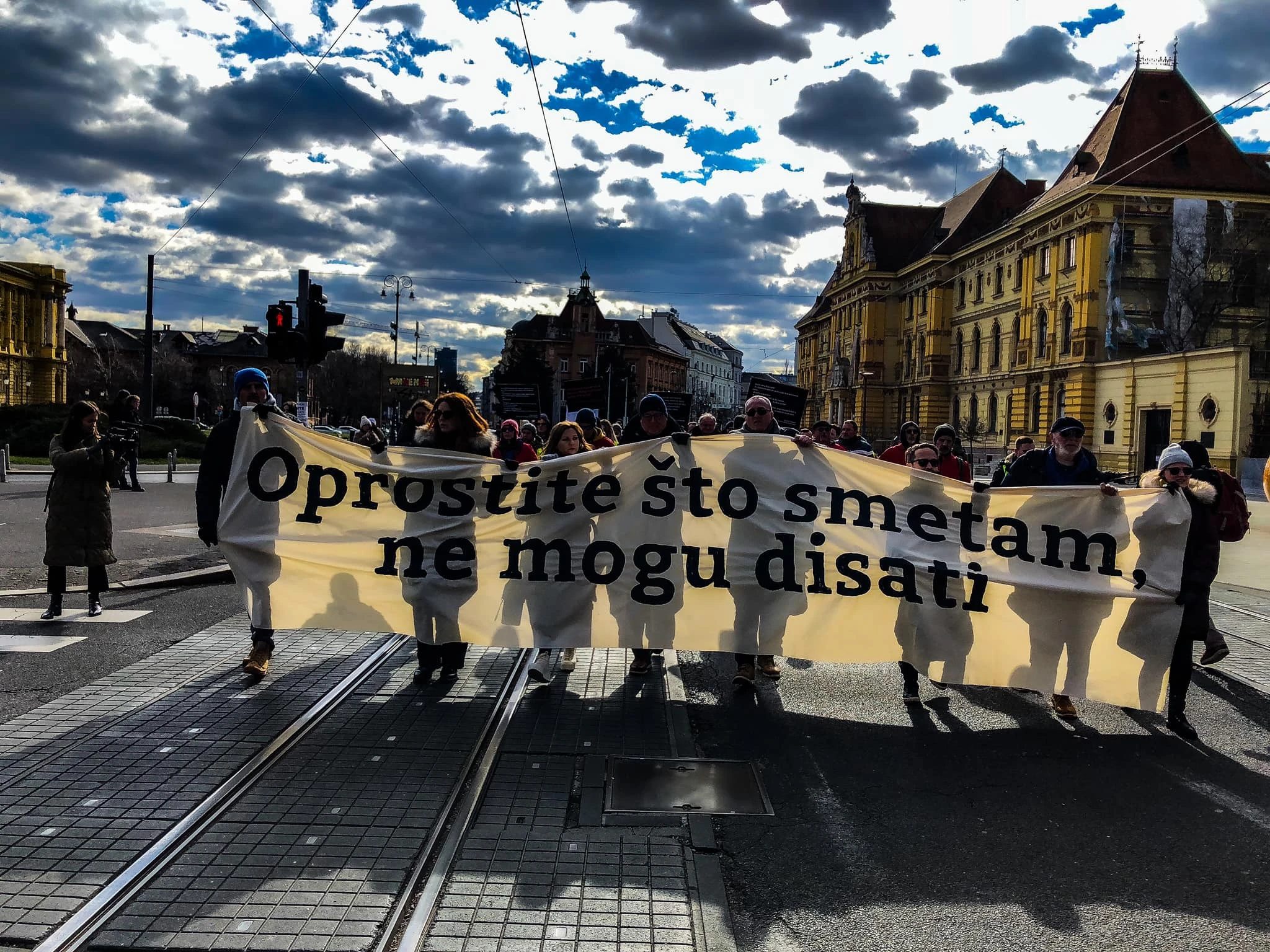 Prosvjed ‘Oprostite što smetam, ne mogu disati’: Novinari traže smjenu Beroša