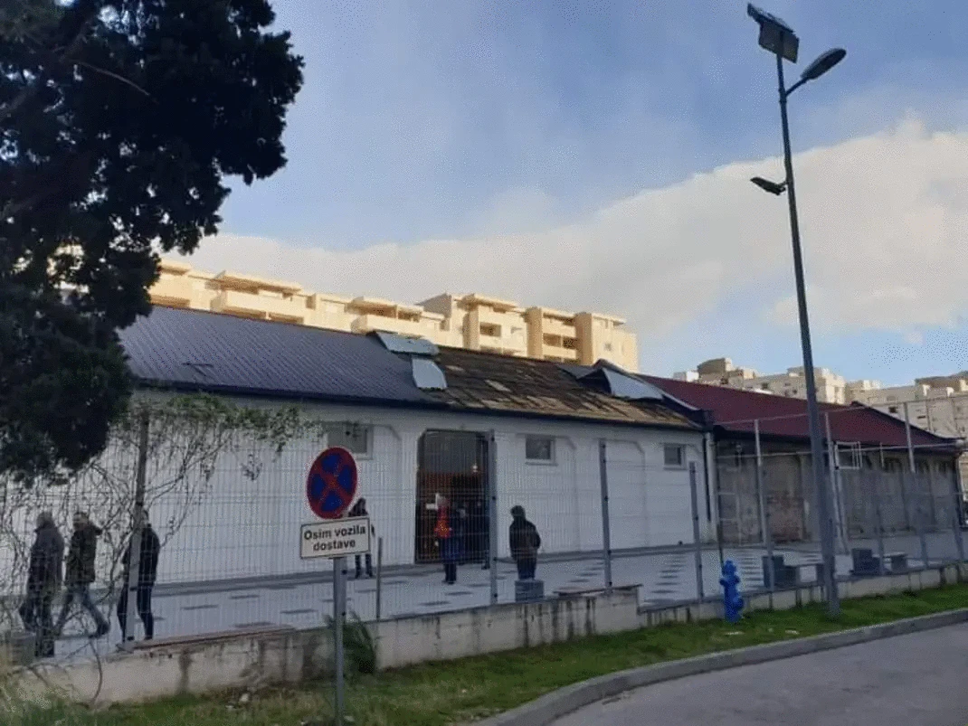 Mostar: Jak vjetar oštetio krov na crkvi