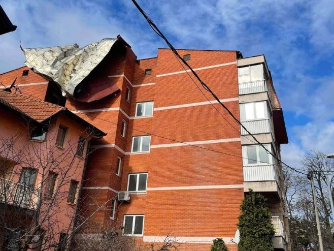Nevrijeme i u BiH: Vjetar u Bijeljini obarao stabla, oštećen i krov