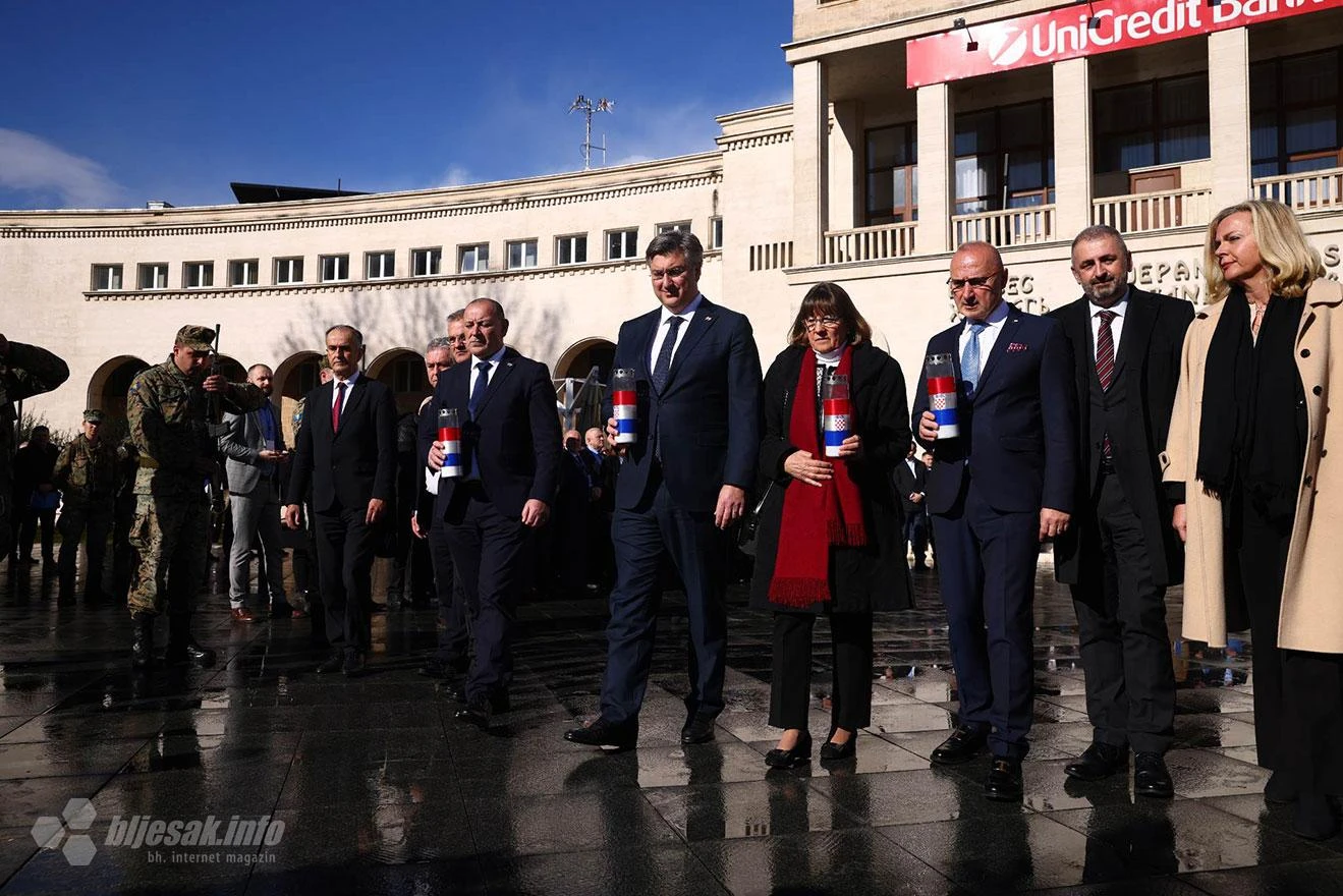 Plenković na HNS-u: Hrvatska neće graditi ni zidove ni ograde ni žice na granici s BiH