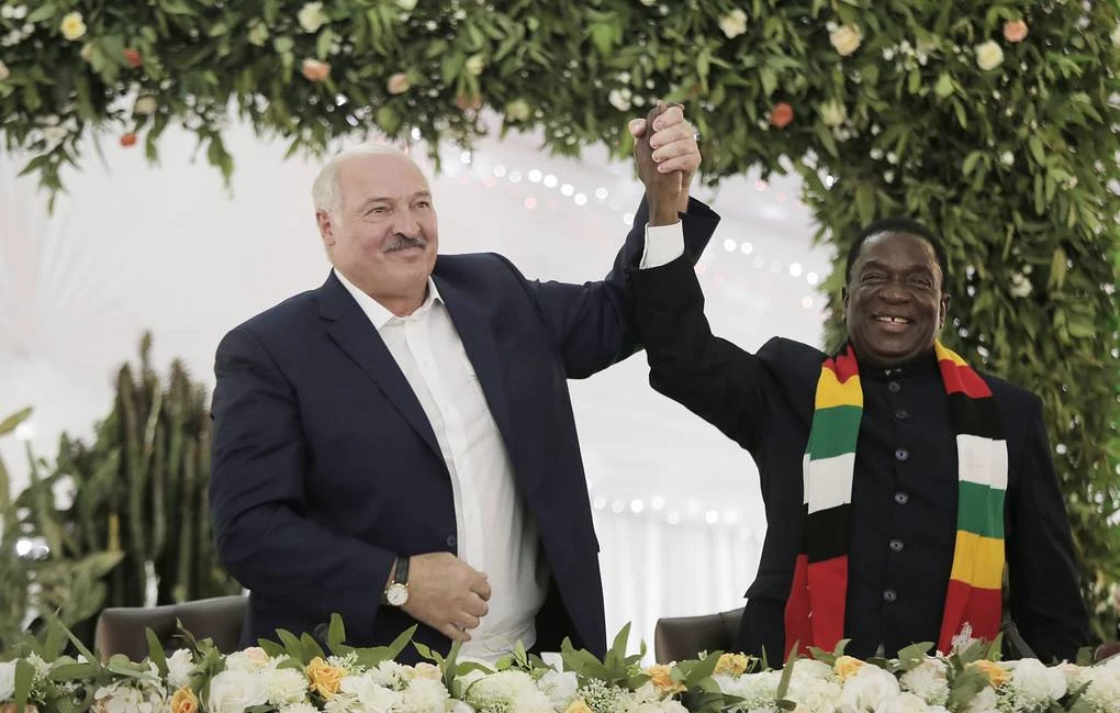 Lukašenko u Zimbabveu: Predsjedniku poklonio traktor, on njemu lava, pa pričao o pomoći ruskoj braći