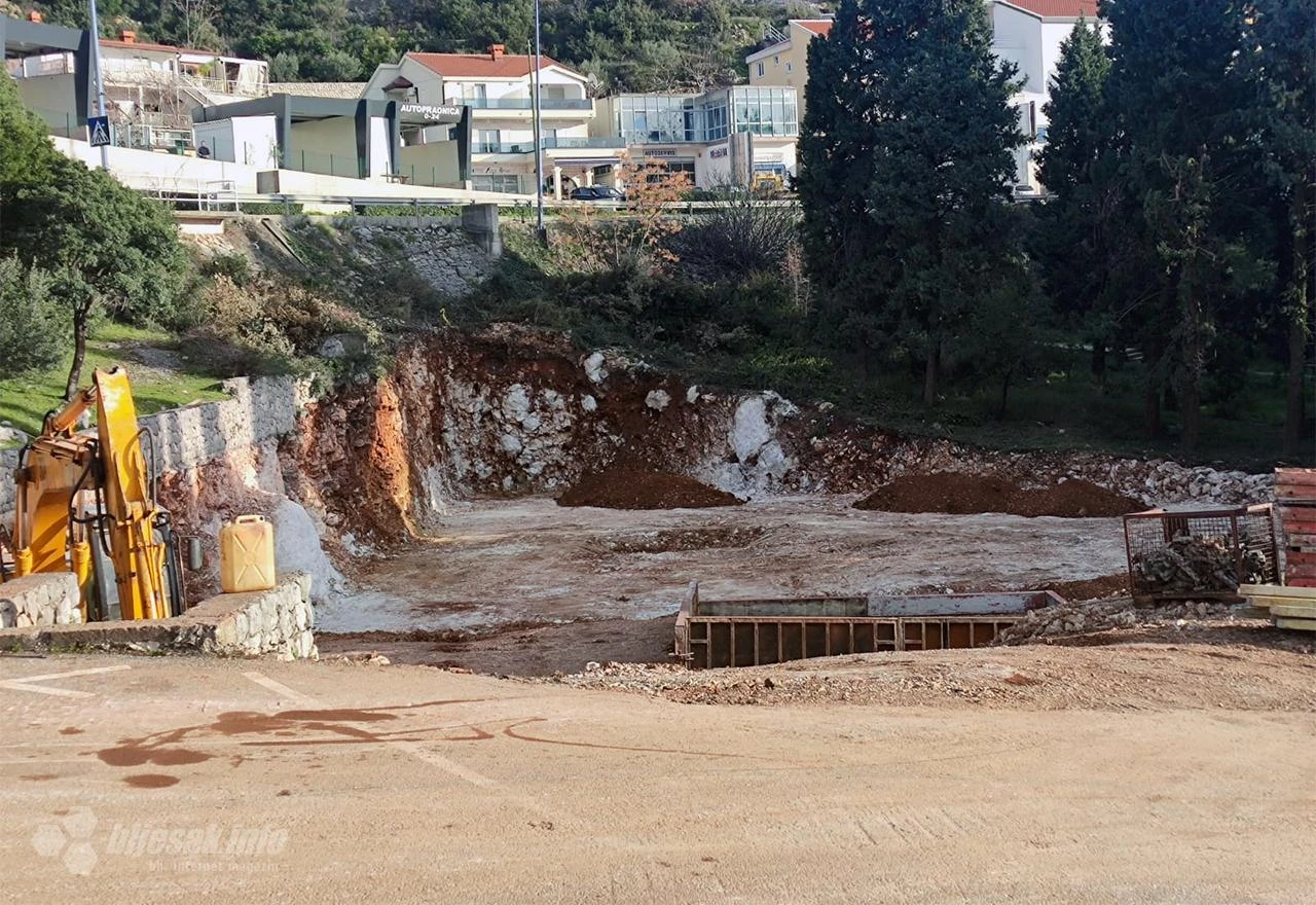 FOTO | Neum: Srušena baraka Općine - gradi se nova zgrada od 3 milijuna KM