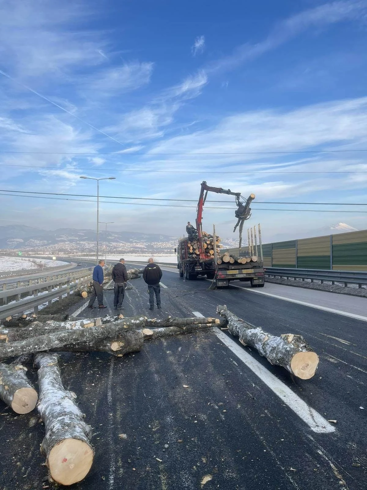 Trupci po autocesti kod Sarajeva