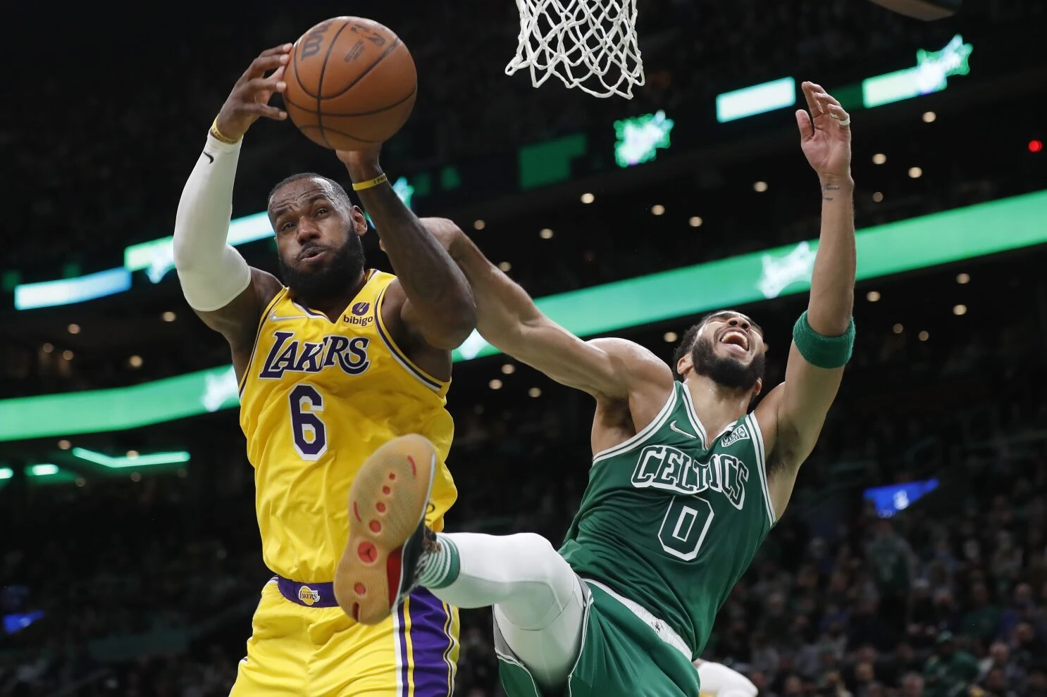 VIDEO I LeBron poludio zbog sudaca, Zubac i Bogdanović na 18 poena