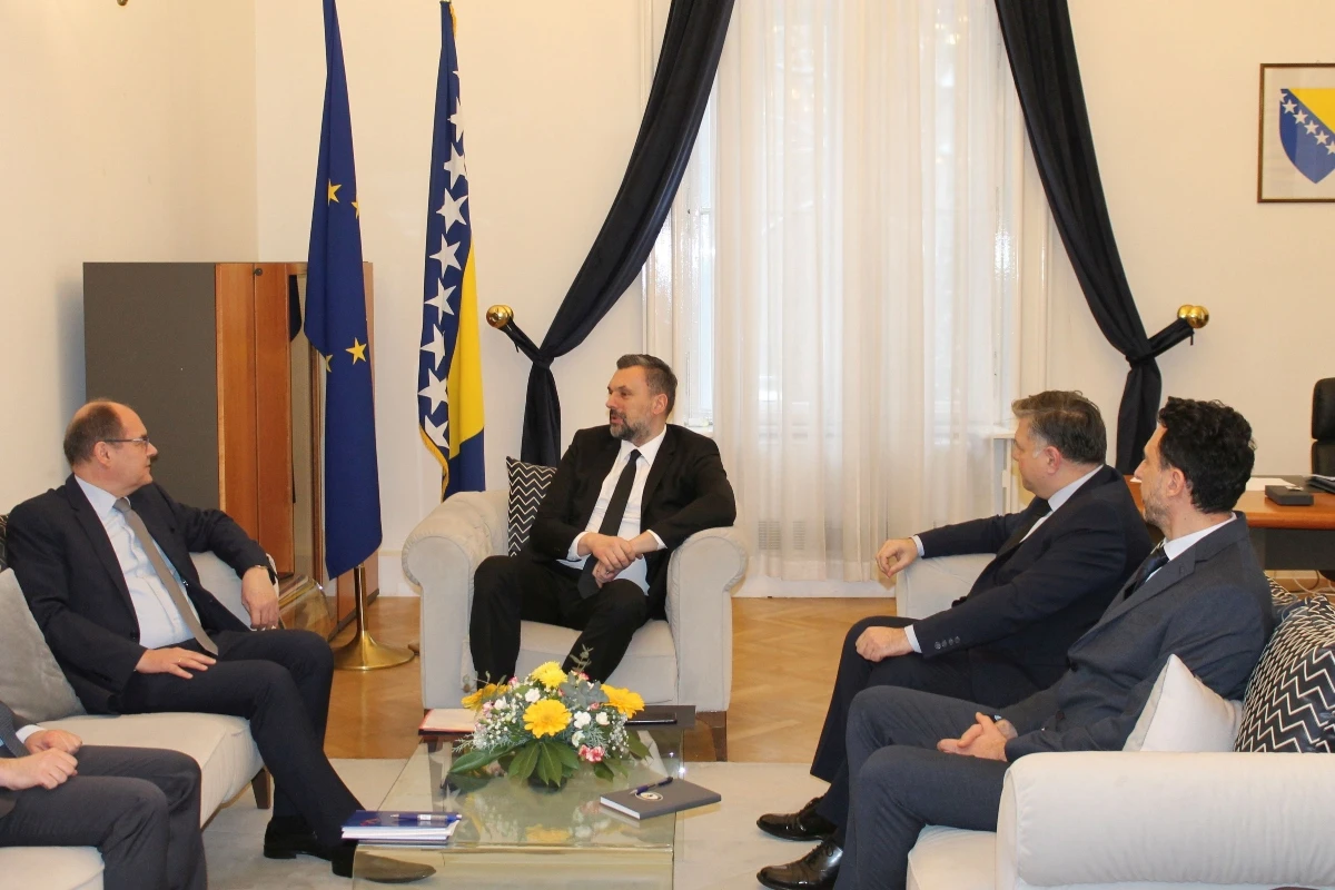 Konaković sa Schmidtom: BiH treba činiti ''korak po korak''