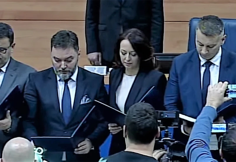 Pojedini ministri i zamjenici u Vijeću ministara sjede na dvije fotelje