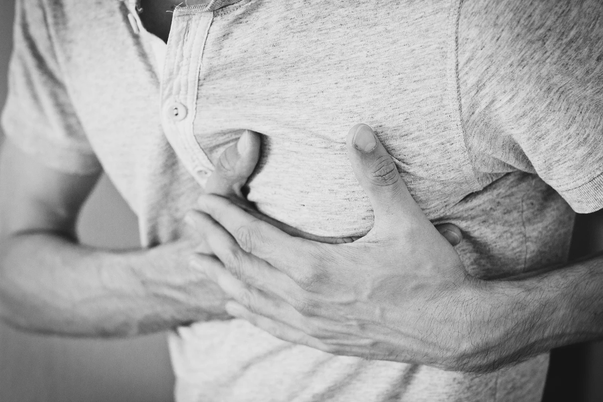 Bol u prsima ne mora značiti infarkt, ali može biti simptom drugih ozbiljnih stanja