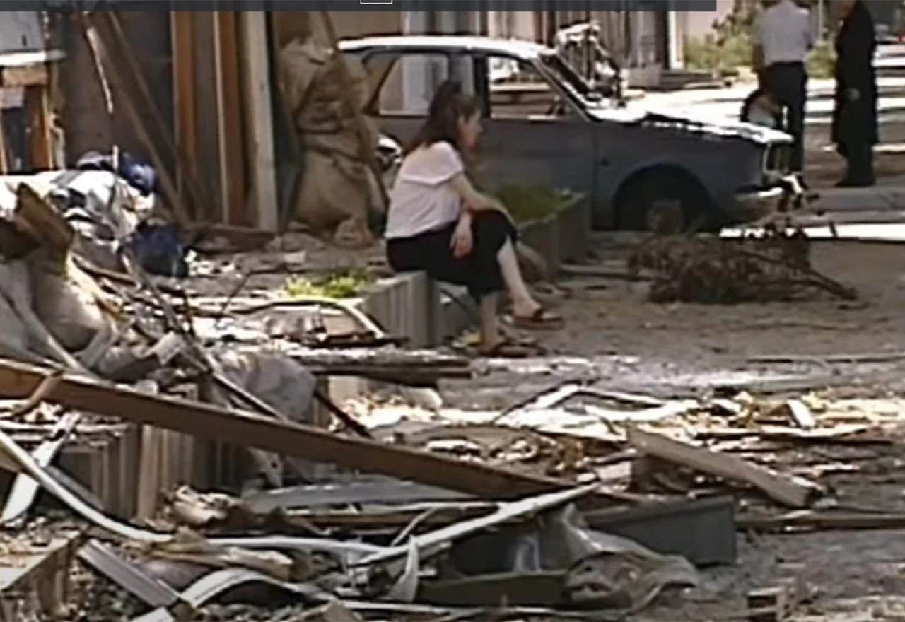 VIDEO | Snimke Mostara 1993: Devastirane ulice, transporteri UN-a, zgrada Vranice...
