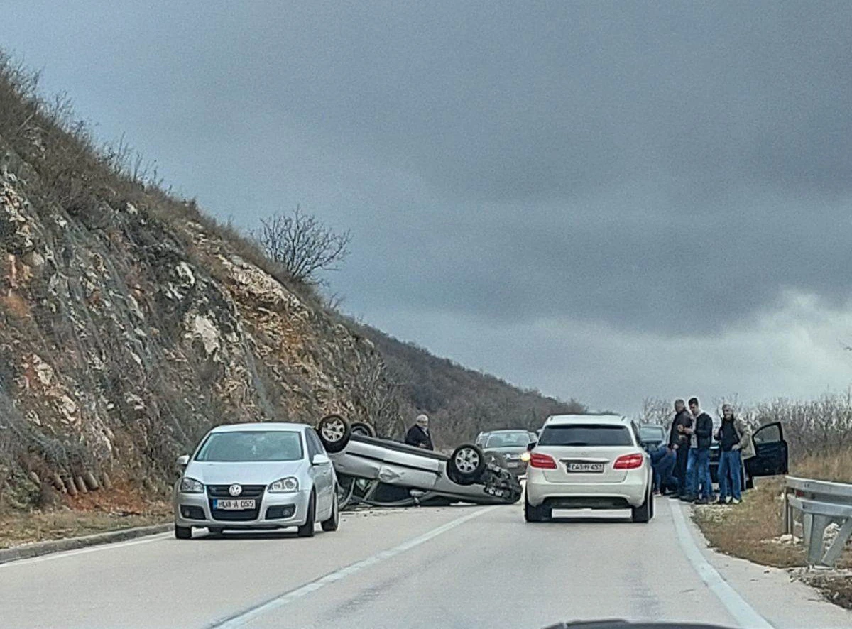 Mostar - Stolac: Dvoje ozlijeđenih u prevrtanju automobila